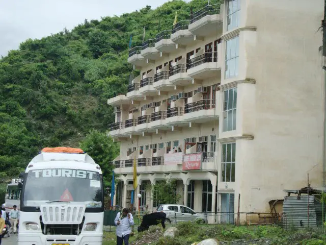 hotel-sriyantra-tapu-resort-srinagar